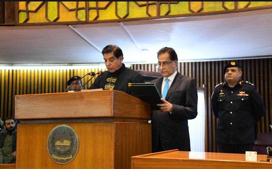 نو منتخب اسپیکر قومی اسمبلی سردار ایاز صادق نے سولہویں قومی اسمبلی کی اسپیکر کی حیثیت سے حلف اٹھا لیا۔