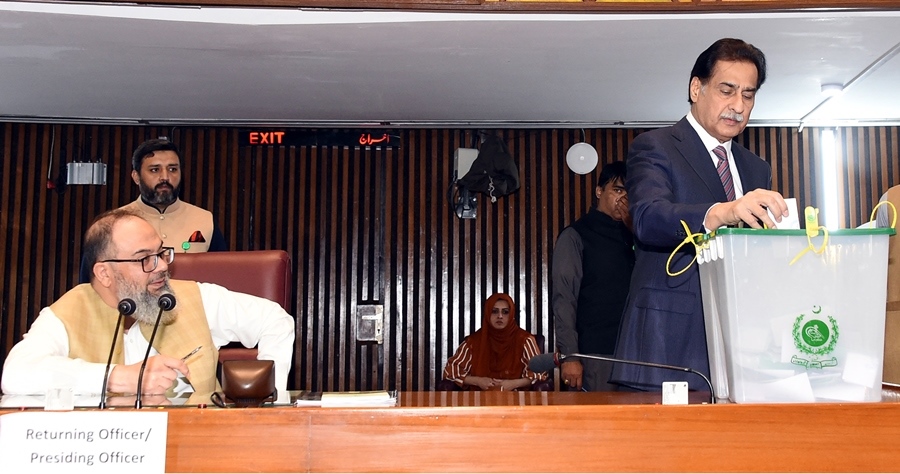Islamabad 02.04.2024: Speaker National Assembly Sardar Ayaz Sadiq casting vote in Senate Election 2024 in National Assembly