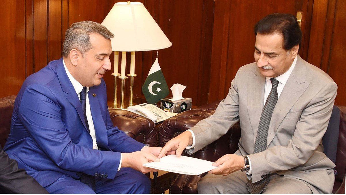 Islamabad 17.04.2024: Ambassador of Azerbaijan Mr. Khazar Farhadov extended invitation to Speaker National Assembly Sardar Ayaz Sadiq for visit of Parliament of Azerbaijan at Parliament House