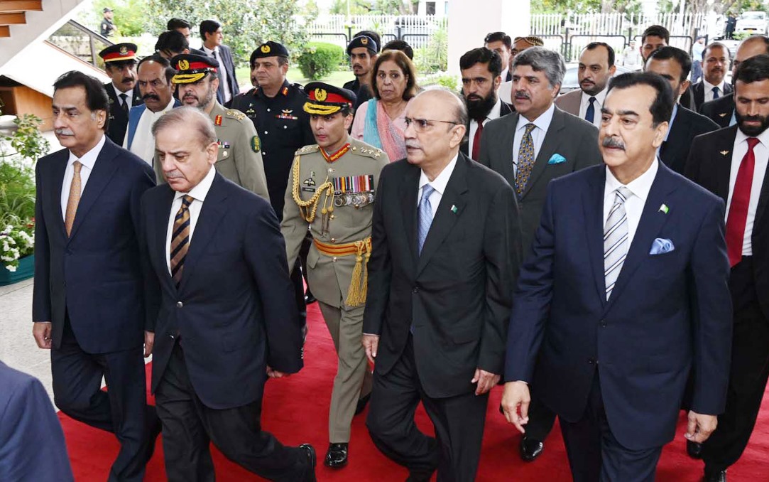 Islamabad 18-04-2024: Speaker National Assembly Sardar Ayaz Sadiq receiving President of the Islamic Republic of Pakistan Asif Ali Zardari at Parliament House before his address to the Joint Session of the Parliament.