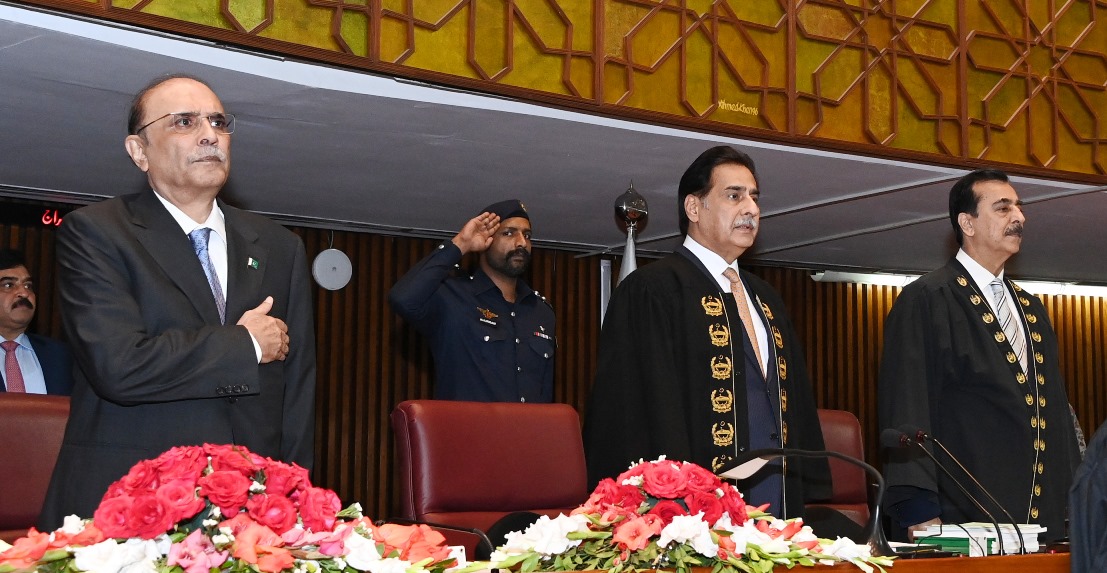 Islamabad 18-04-2024:President of the Islamic Republic of Pakistan Asif Ali Zardari, Speaker National Assembly Sardar Ayaz Sadiq and Chairman Senate Syed Yousuf Raza Gillani listening to the National Anthem before the President Address to the Joint Session of the Parliament.