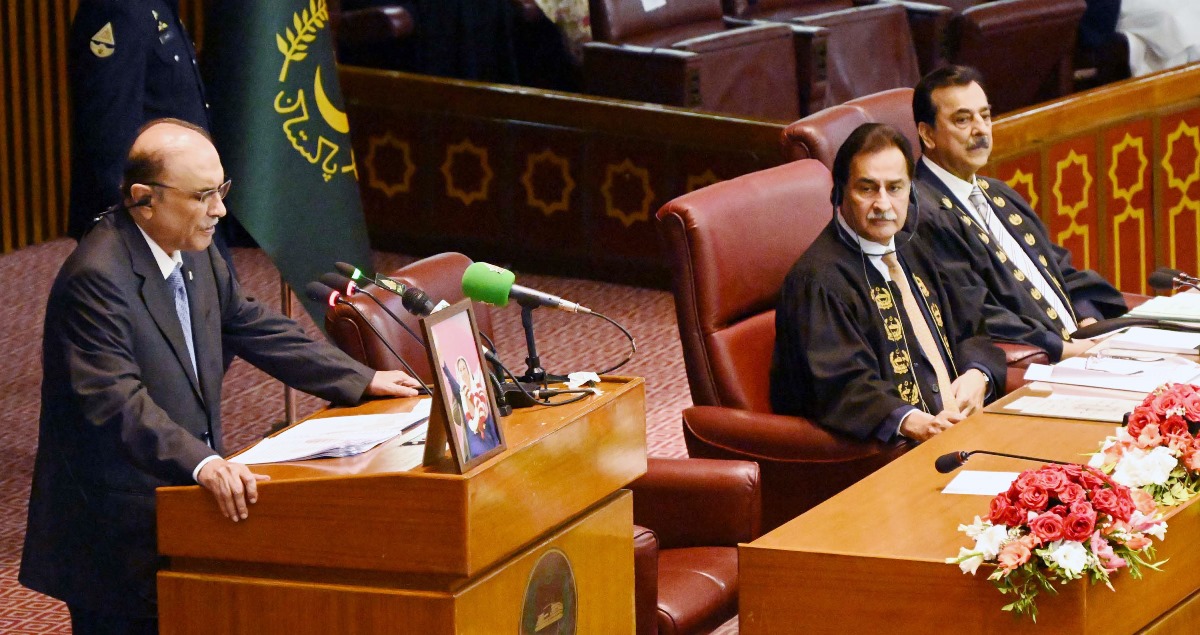 Islamabad 18-04-2024:President of the Islamic Republic of Pakistan Asif Ali Zardari addressing the Joint Sitting of Parliament while Speaker National Assembly Sardar Ayaz Sadiq presiding the session in Parliament House.
