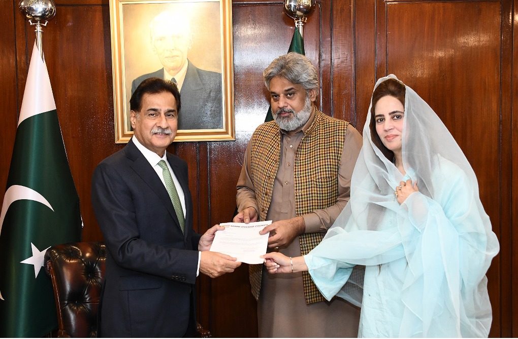 Islamabad 21.06.2024: Sahibzada Hamid Raza along with delegation of Sunni Ittehad Council (SIC) called on Speaker National Assembly Sardar Ayaz Sadiq at Parliament House. SIC presented the name of Ms Zartaj Gul for the Newly Parliamentary Leader of National Assembly.