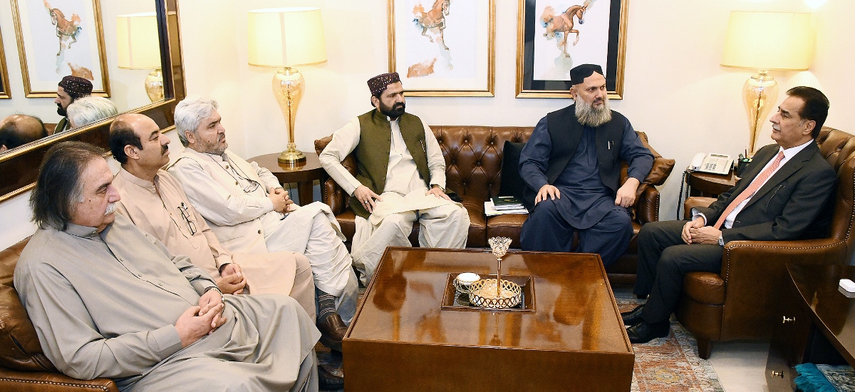 Islamabad 23.06.2024: Delegation of Member National Assembly belonging to Balochistan led by Federal Minister for Commerce Jam Kamal Khan in a meeting with Speaker National Assembly Sardar Ayaz Sadiq at Parliament House.
