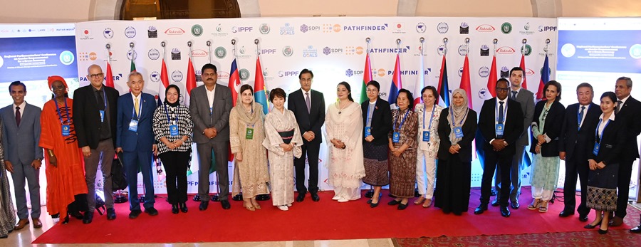 Islamabad 12.08.2024: Speaker NA Sardar Ayaz Sadiq in a group photo with participants of the Regional Meeting on Gender Empowerment and Green Economy in the Context of ICPD30