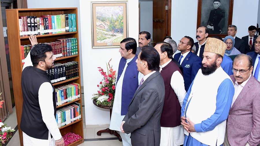 Islamabad 13.09.2024: Speaker N.A Sardar Ayaz Sadiq viewing Seerat Mehal -a book corner at the National Assembly Library at Parliament House