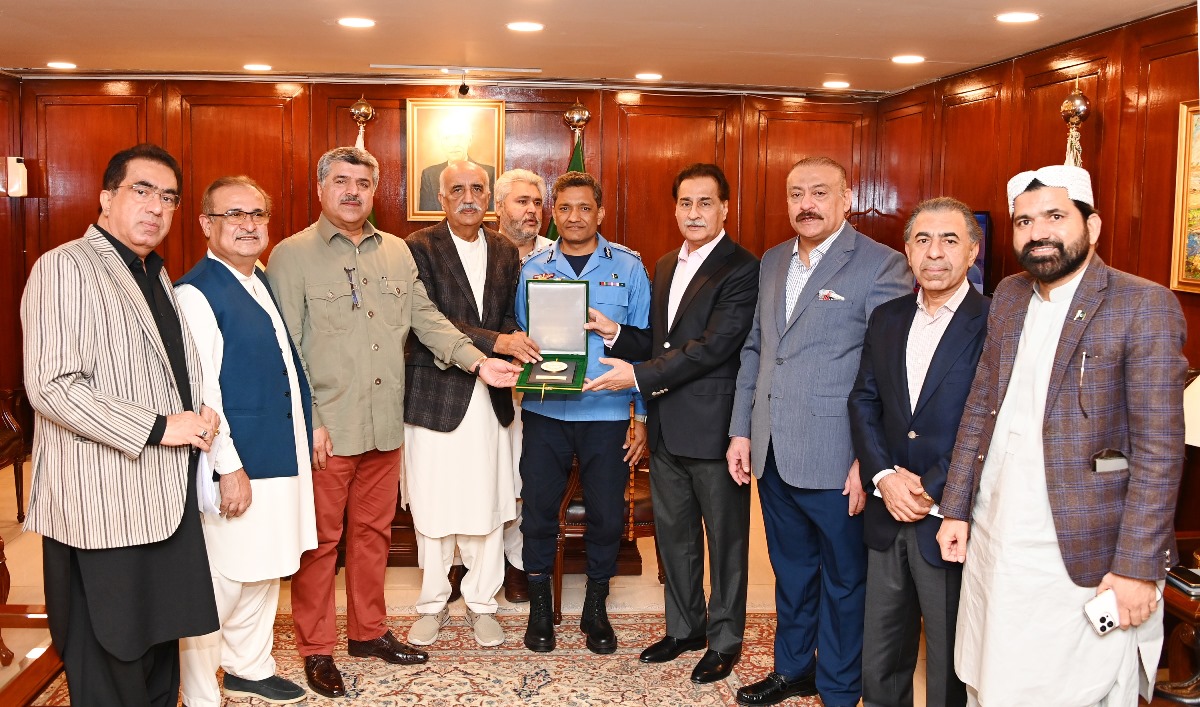 Islamabad 05.11.2024: Speaker National Assembly Sardar Ayaz Sadiq presented shield to DIG Operations Islamabad Police Syed Ali Raza at Parliament House. Deputy Speaker National Assembly Syed Ghulam Mustafa Shah and other Members of Parliament are also present.