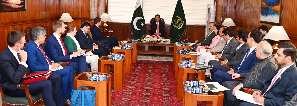 Islamabad 19:11.2024: Speaker National Assembly Sardar Ayaz Sadiq in a meeting with Minister/Parliamentary Under-Secretary of State at Foreign, Commonwealth & Development, United Kingdom Mr. Hamish Falconer along with delegation at the Parliament House