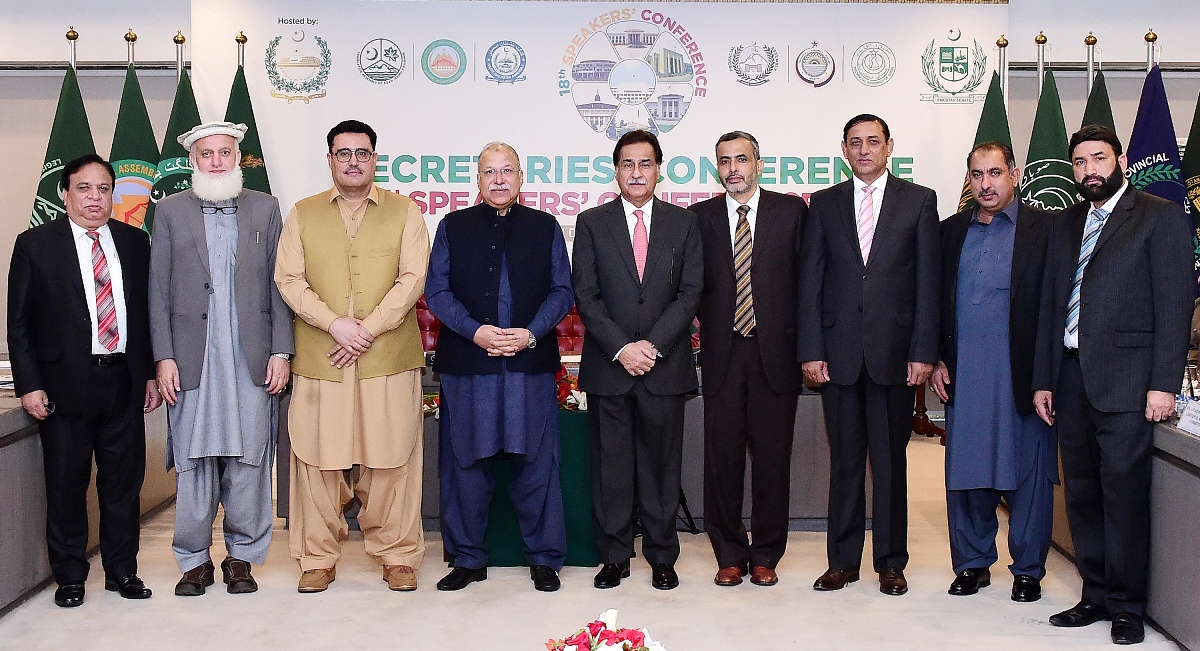 Islamabad 11.12.2024: Speaker National Assembly Sardar Ayaz Sadiq in a group photo with participants of Secretaries’ Conference regarding finalizing the agenda of 18th Speakers’ Conference at Parliament House