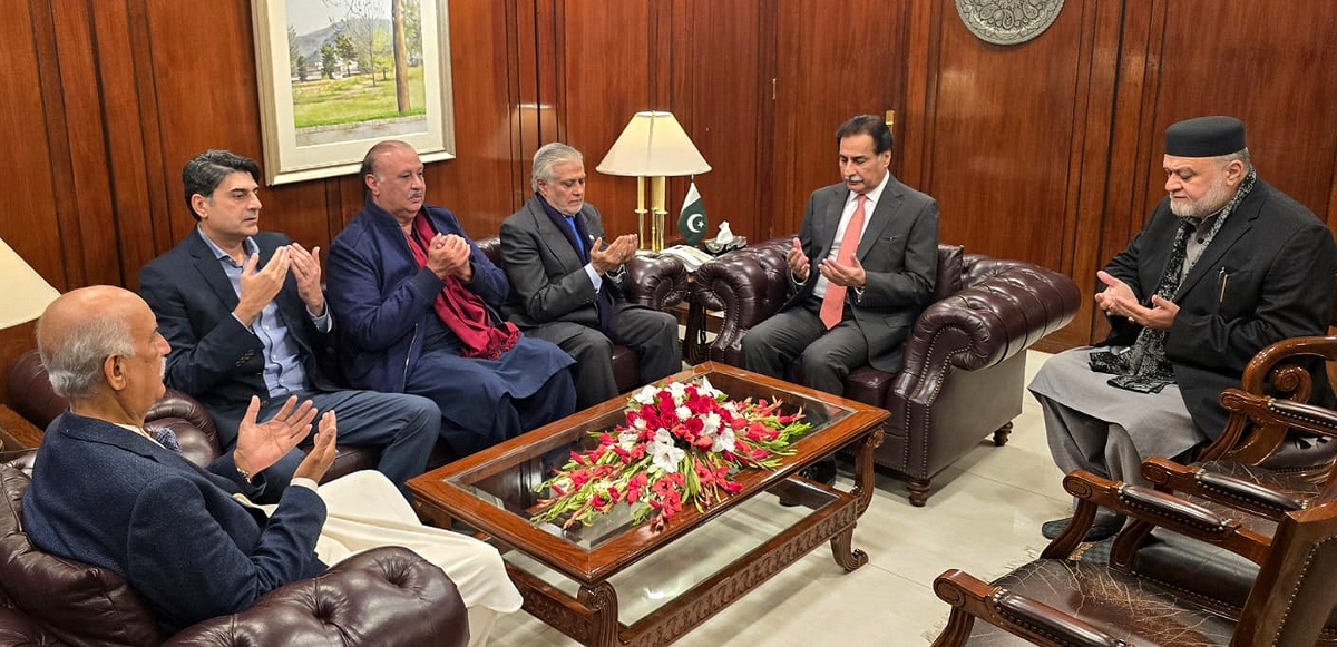 Islamabad 11.12.2024: Deputy Prime Minister and Foreign Minister Senator Muhammad Ishaq Dar offering Fateha for the departed soul of sister of Speaker National Assembly Sardar Ayaz Sadiq at Parliament House