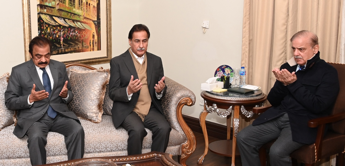 Islamabad 11.12.2024: Prime Minister Mian Muhammad Shahbaz Sharif offering Fateha for the departed soul of sister of Speaker National Assembly Sardar Ayaz Sadiq at Parliament House