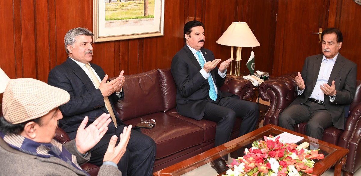 Islamabad 12.12.2024: Governor KPK Mr. Faisal Karim Kundi offering fateha for the departed soul of the sister of Speaker National Assembly Sardar Ayaz Sadiq at Parliament House 
