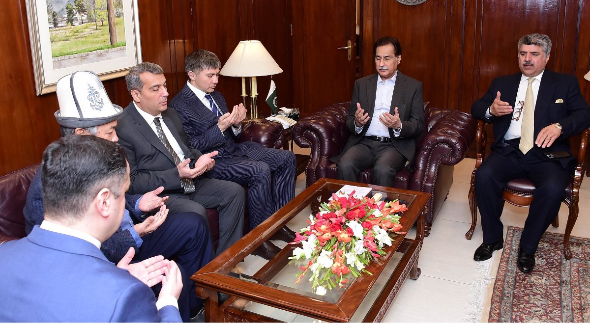 Islamabad 12.12.2024: Ambassador of Azerbaijan Mr. Khazar Farhadov, Ambassador of Kazakhstan Mr. Yerzhan Kistafin, Ambassador of Uzbekistan Mr. Alisher Tukhtaev & Ambassador of Kyrgyz Republic Mr. Avazbek Atakhanov offering fateha for the departed soul of the sister of Speaker National Assembly Sardar Ayaz Sadiq at Parliament House 