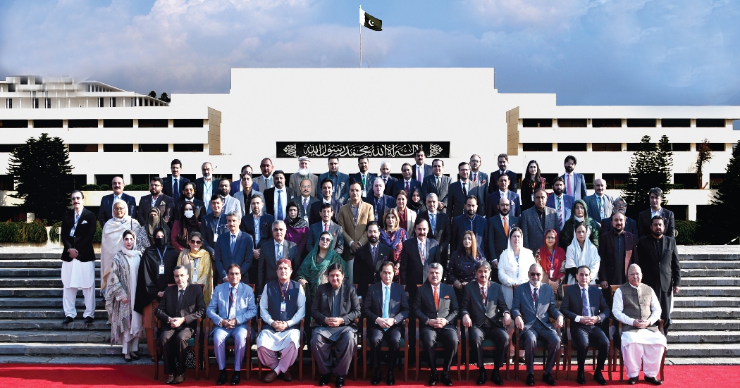 Islamabad 19.12.2024: Speaker National Assembly Sardar Ayaz Sadiq in a group photo with Deputy Speaker National Assembly, Speaker of Provincial Assemblies, delegation /legislators & Secretaries General/Secretaries at Parliament House.