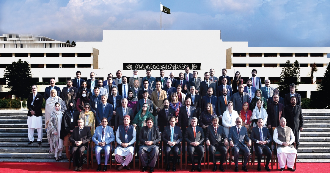 Islamabad 19.12.2024: Speaker National Assembly Sardar Ayaz Sadiq in a group photo with Deputy Speaker National Assembly, Speaker of Provincial Assemblies, delegates / Legislators & Secretaries General/Secretaries at Parliament House.