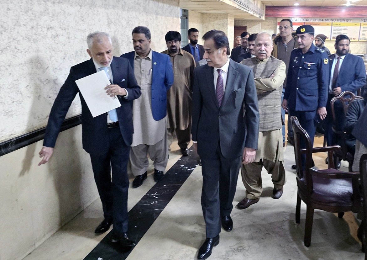 Islamabad 02.01.2025: Speaker National Assembly Sardar Ayaz Sadiq visited Parliament House Cafetaria to inspect cleanliness and quality of food. Secretary General National Assembly and other senior officers of National Assembly Secretariat are also present on the occasion