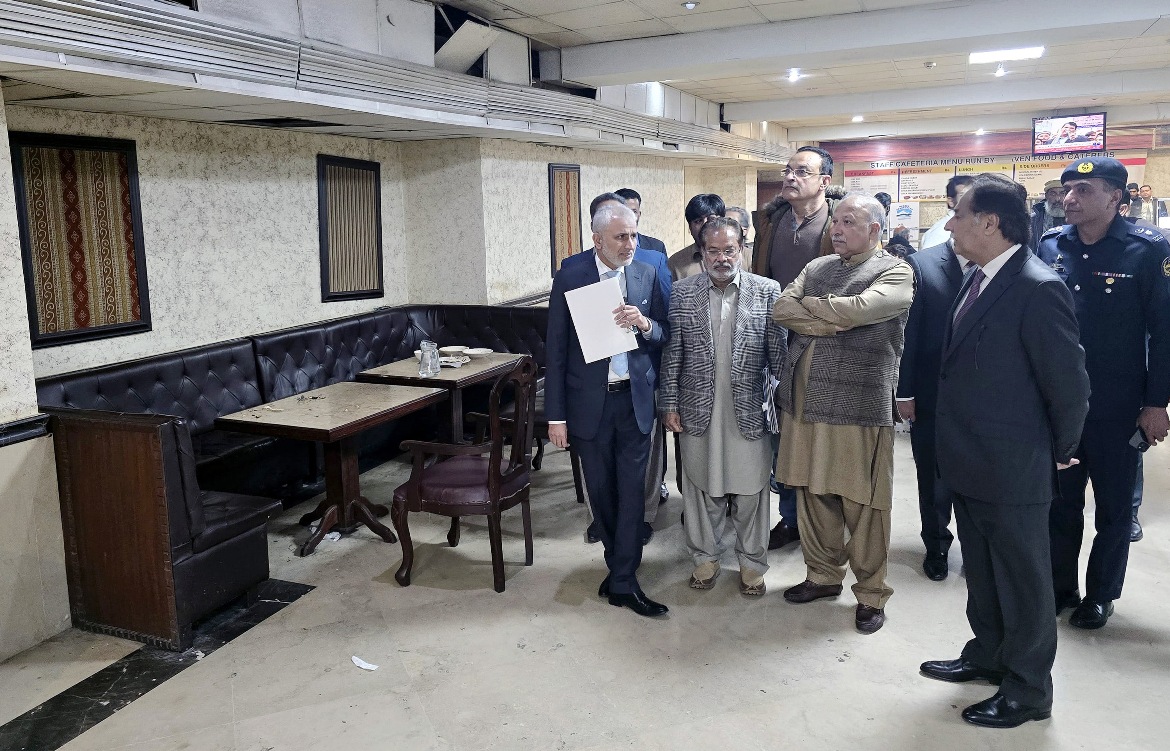 Islamabad 02.01.2025: Speaker National Assembly Sardar Ayaz Sadiq visited Parliament House Cafetaria to inspect cleanliness and quality of food. Secretary General National Assembly and other senior officers of National Assembly Secretariat are also present on the occasion