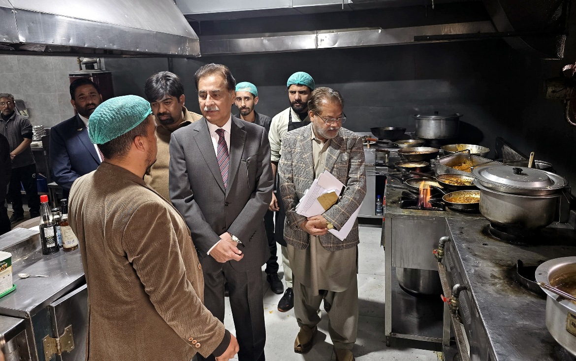 Islamabad 02.01.2025: Speaker National Assembly Sardar Ayaz Sadiq visited Parliament House Cafetaria to inspect cleanliness and quality of food. Secretary General National Assembly and other senior officers of National Assembly Secretariat are also present on the occasion