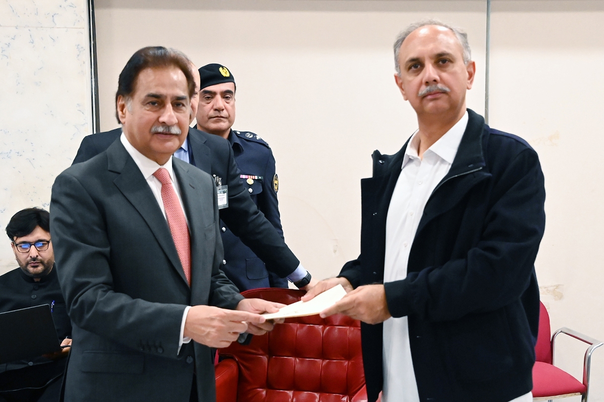 Islamabad 16.01.2025: Leader of Opposition presents written demands to Speaker National Assembly Sardar Ayaz Sadiq during third meeting of negotiations between Treasury and Opposition at Parliament House.