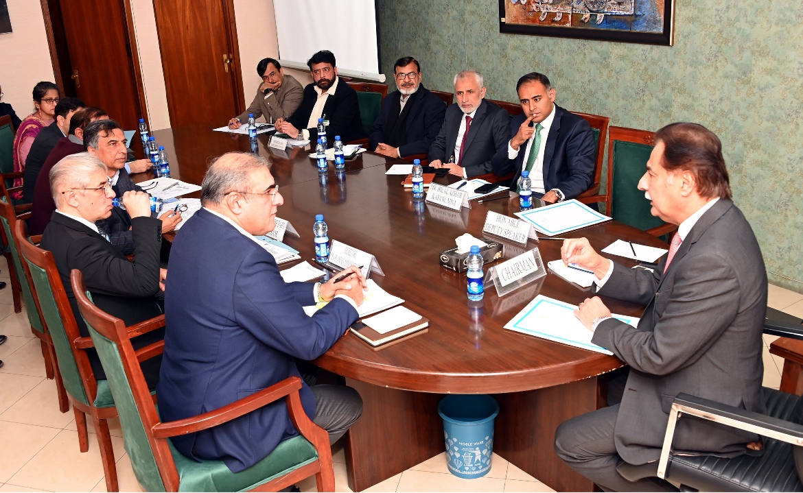 Islamabad 16.01.2025: Senior officer's of C.D.A briefing Speaker National Assembly Sardar Ayaz Sadiq on construction of family suites at Parliament House.