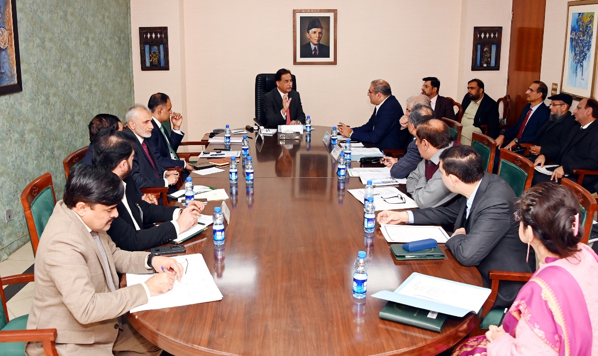 Islamabad 16.01.2025: Senior officer's of C.D.A briefing Speaker National Assembly Sardar Ayaz Sadiq on construction of family suites at Parliament House.