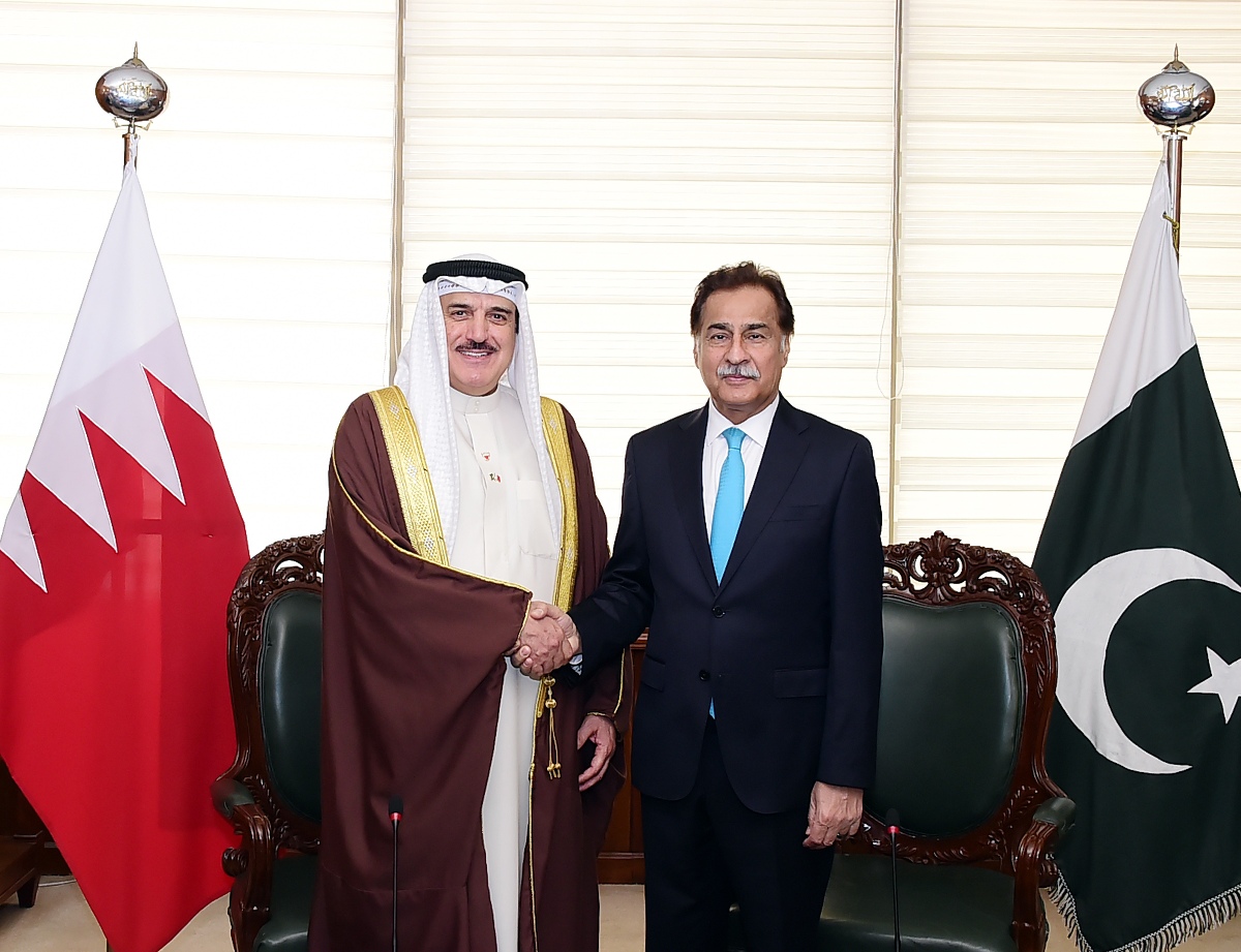 Islamabad 17.02.2025: Speaker National Assembly Sardar Ayaz Sadiq welcoming Speaker of the Council of Representatives of Bahrain Dr. Ahmed bin Salman Al-Musalam at Parliament House