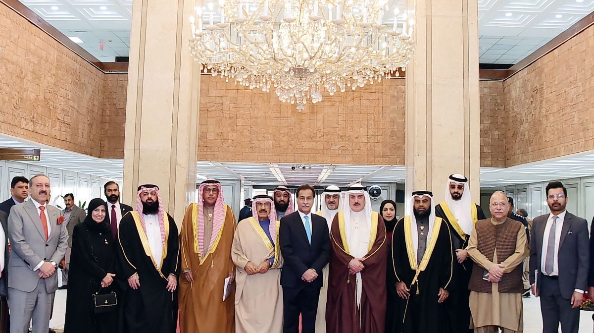 Islamabad 17.02.2025: Speaker National Assembly Sardar Ayaz Sadiq in group photo with Bahraini Parliamentary Delegation headed by Speaker of the Council of Representatives of Bahrain Dr. Ahmed bin Salman Al-Musalam at Parliament House at Parliament House