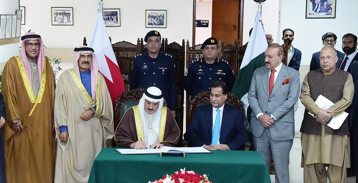 Islamabad 17.02.2025: Speaker of the Council of Representatives of Bahrain Dr. Ahmed bin Salman Al-Musalam inscribing his remarks in Visitor Book in Parliament House
