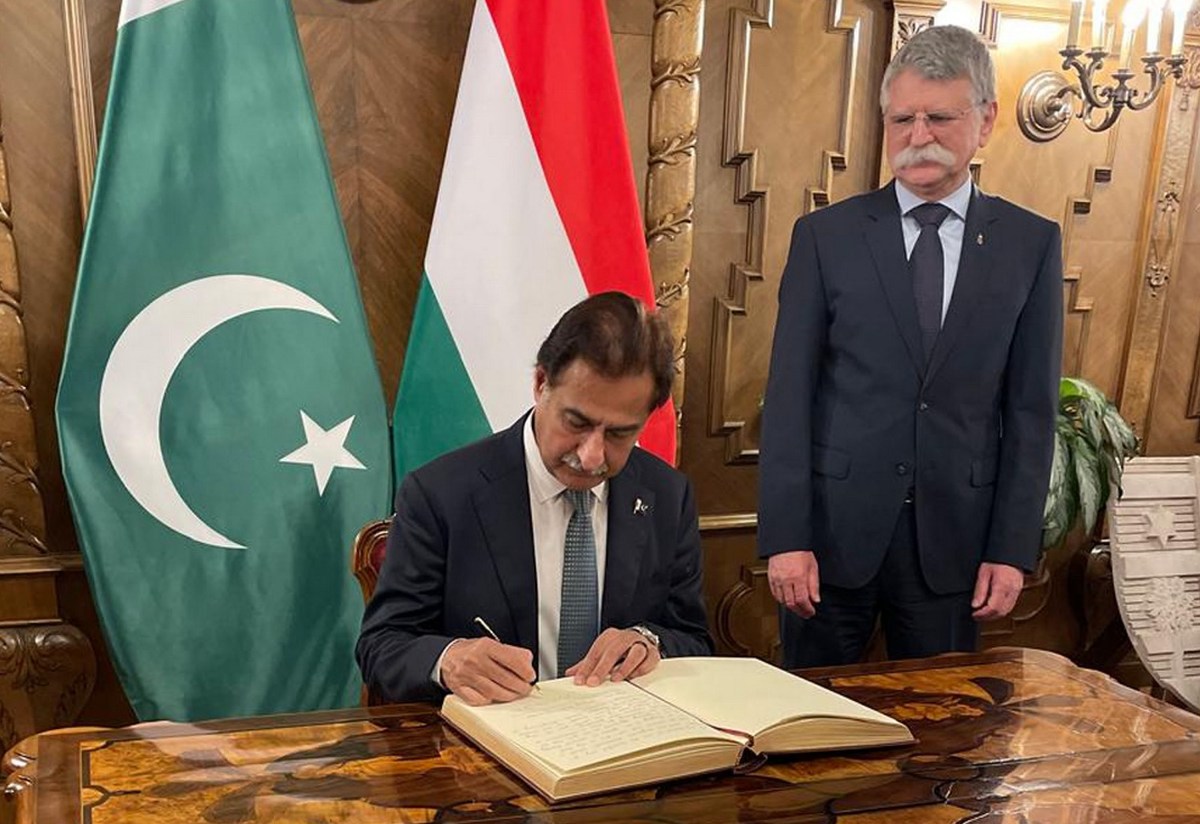 27th February 2025: Speaker Sardar Ayaz Sadiq inscribing his remarks in the Guest Book placed at the Hungarian National Assembly