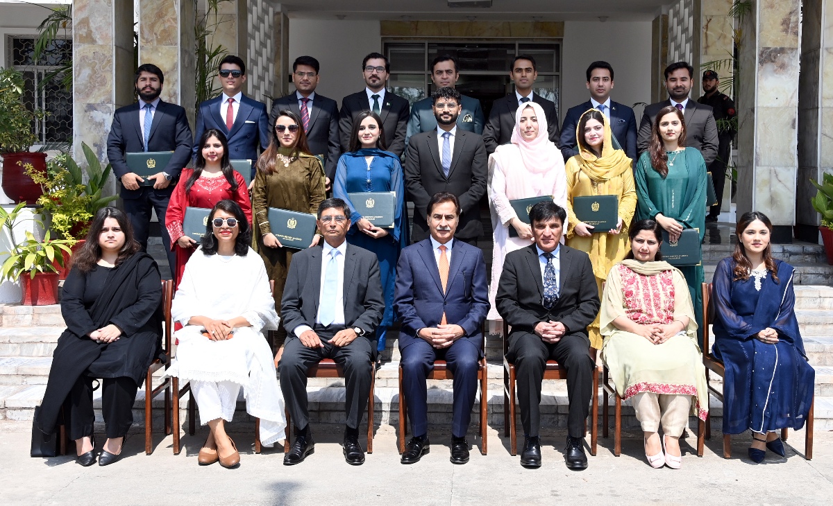 Islamabad 15.04.2025: Speaker National Assembly Sardar Ayaz Sadiq in a group photo with participants of Passing out ceremony of the 44th Specialized Diplomatic Course for FSP Officers  