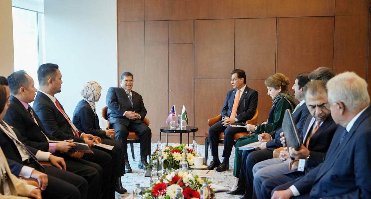Istanbul 19.04.2025: Pakistani Parliamentary delegation headed by Speaker National Assembly Sardar Ayaz Sadiq in a meeting with Speaker of the House of Representatives Parliament of Malaysia Tan Sri Dati Dr. Johari bin Abdul on the sidelines of Parliamentary groups supporting Palestine in Istanbul, Turkey