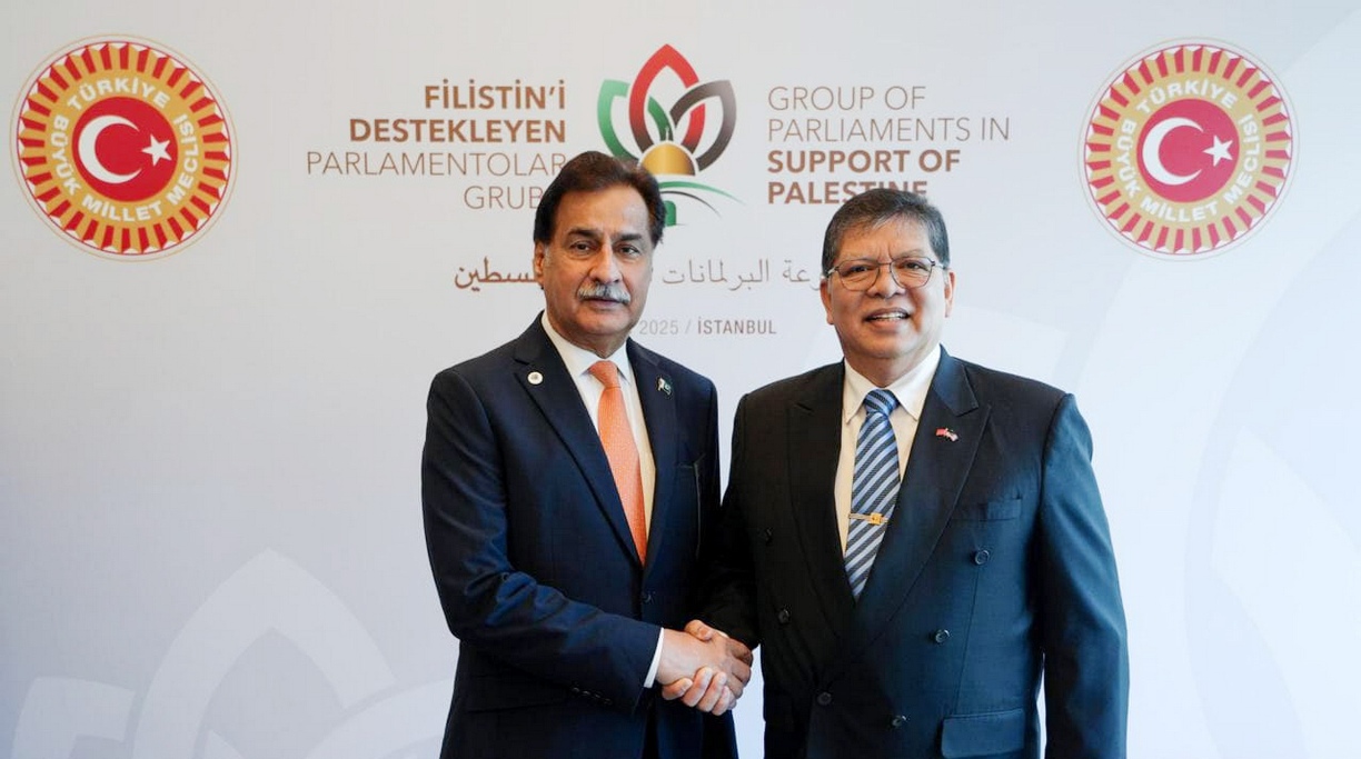 Istanbul 19.04.2025: Speaker National Assembly Sardar Ayaz Sadiq met with Speaker of the House of Representatives Parliament of Malaysia Tan Sri Dati Dr. Johari bin Abdul on the sidelines of parliamentary groups supporting Palestine in Istanbul, Turkey