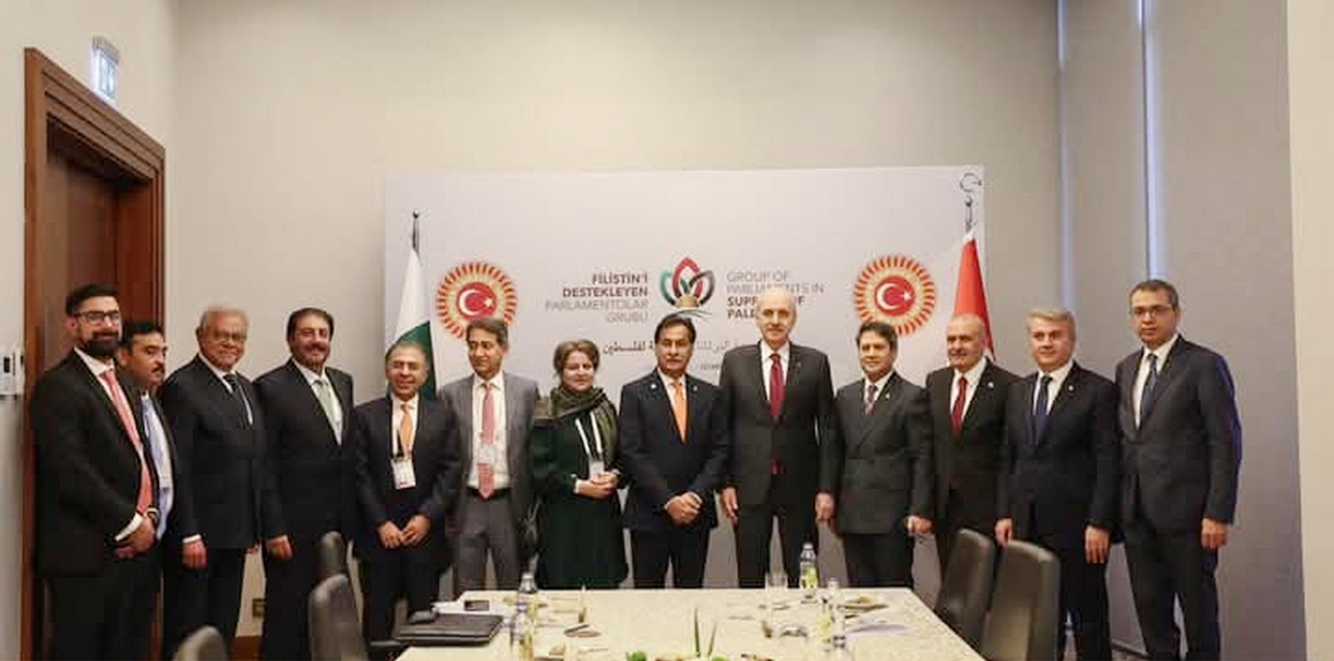 Istanbul 19.04.2025: Pakistani Parliamentary delegation headed by Speaker National Assembly Sardar Ayaz Sadiq in a group photo with Speaker of the Grand National Assembly Turkiye, Numan Kurtumus, on the sidelines of the Parliamentary Speakers’ Conference in Support of Palestine