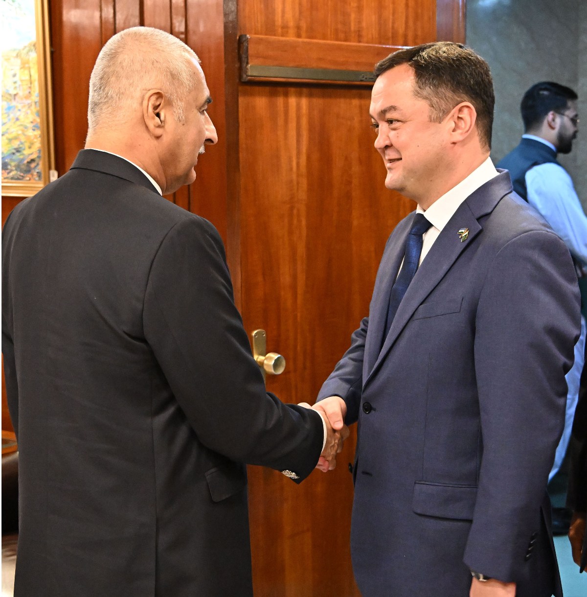 Islamabad 17.06.2025: Speaker National Assembly Sardar Ayaz Sadiq receiving Ambassador of Uzbekistan Mr. Alisher Tukhtaev at Parliament House.