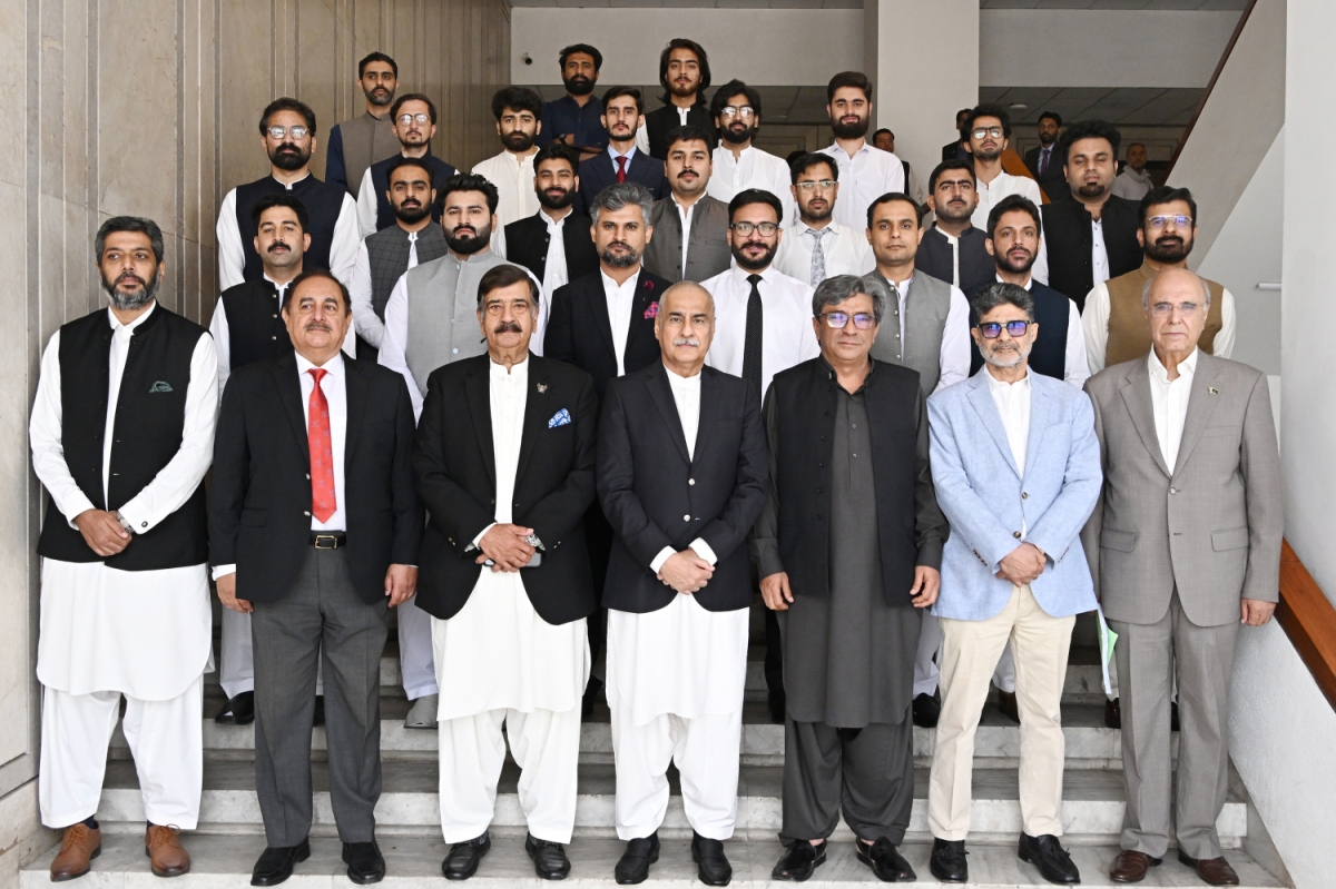 Islamabad 17.06.2025: Speaker National Assembly Sardar Ayaz Sadiq in a group photo with Abbottabad Public School Alumni at Parliament House.