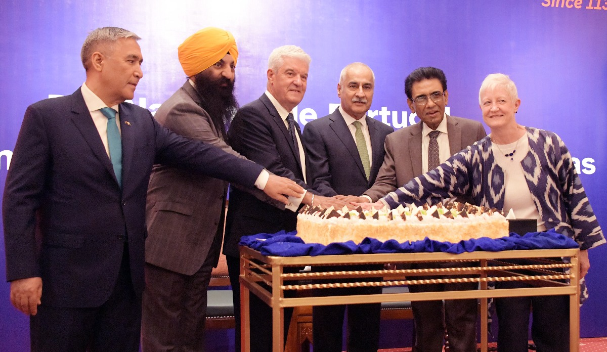 Islamabad 17.06.2025: Speaker National Assembly Sardar Ayaz Sadiq cutting cake as a Chief Guest on National Day of the Republic of Portugal.