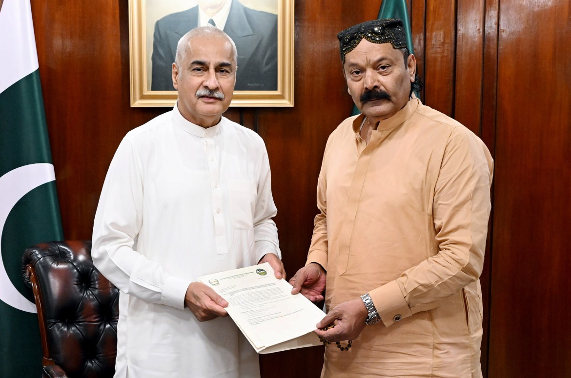 Islamabad 19.06.2025: Chairman Parliamentary Committee Kashmir Rana Muhammad Qasim Noon presenting comprehensive Report of the Parliamentary Committee on Kashmir visit to the United Kingdom to Speaker National Assembly Sardar Ayaz Sadiq at Parliament House.