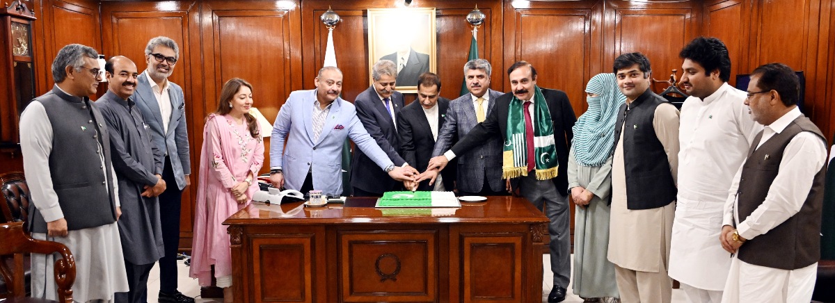 Islamabad 13.08.2025: Speaker National Assembly Sardar Ayaz Sadiq, accompanied by Members of Parliament, participated in a cake-cutting ceremony at Parliament House to mark the celebration of Pakistan’s 78th Independence Day
