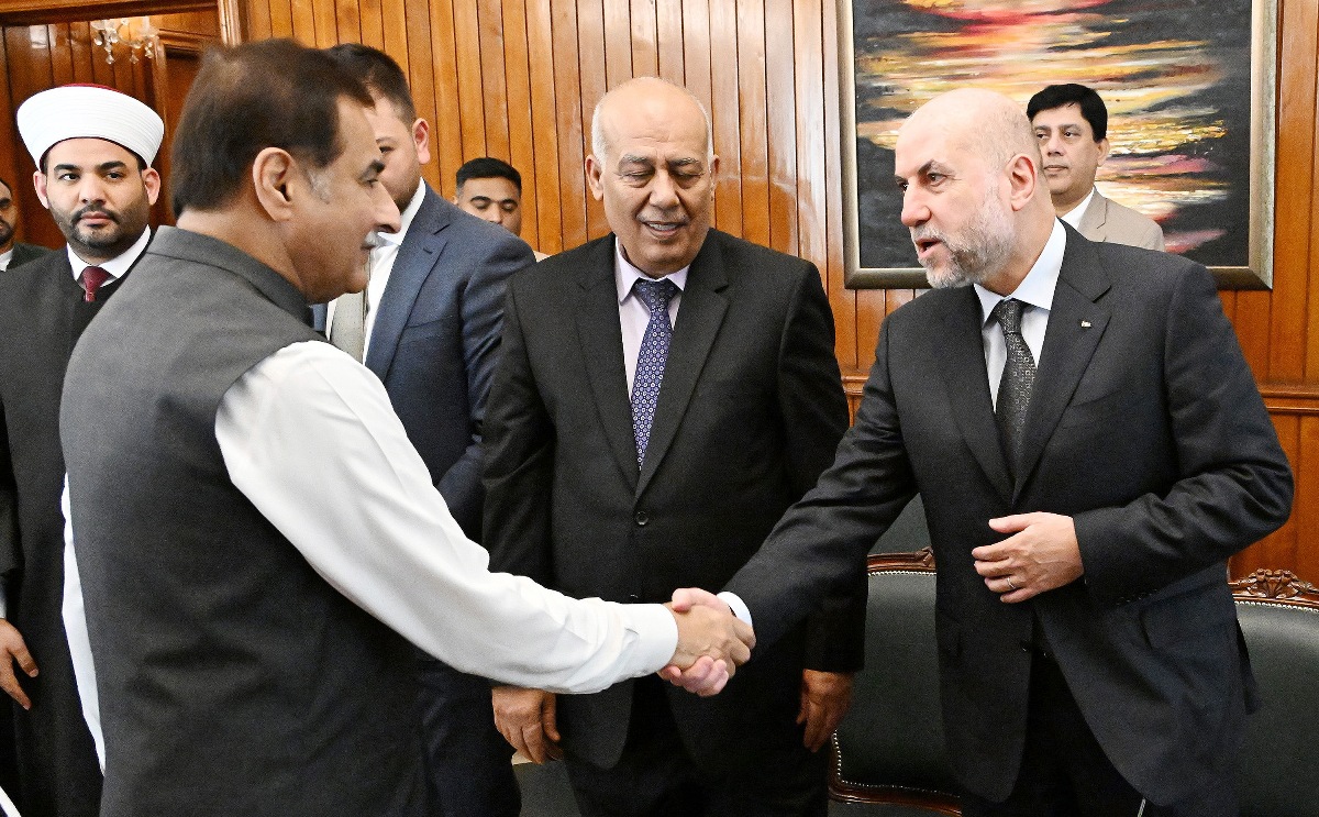 Islamabad 05.09.2025: Speaker National Assembly Sardar Ayaz Sadiq is receiving the Advisor to the President of Palestine on Religious Affairs & Chief Justice of the Shariat Court Mr. Mahmoud Siddiqi Alhabash at Parliament House