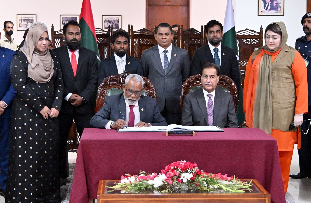 Islamabad 17.09.2025: Speaker of the People’s Majlis of Ma¬¬ldives Mr. Abdul Raheem Abdulla inscribing his remarks in Visitor Book in Parliament House.