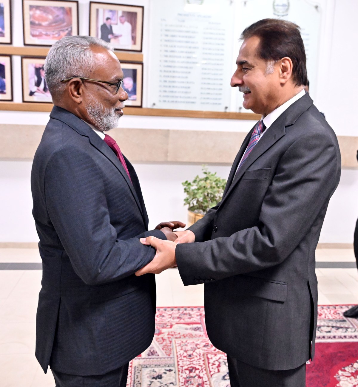 Islamabad 17.09.2025: Speaker National Assembly Sardar Ayaz Sadiq receiving Speaker of the People’s Majlis of Maldives Mr. Abdul Raheem Abdulla on his arrival at Parliament House.