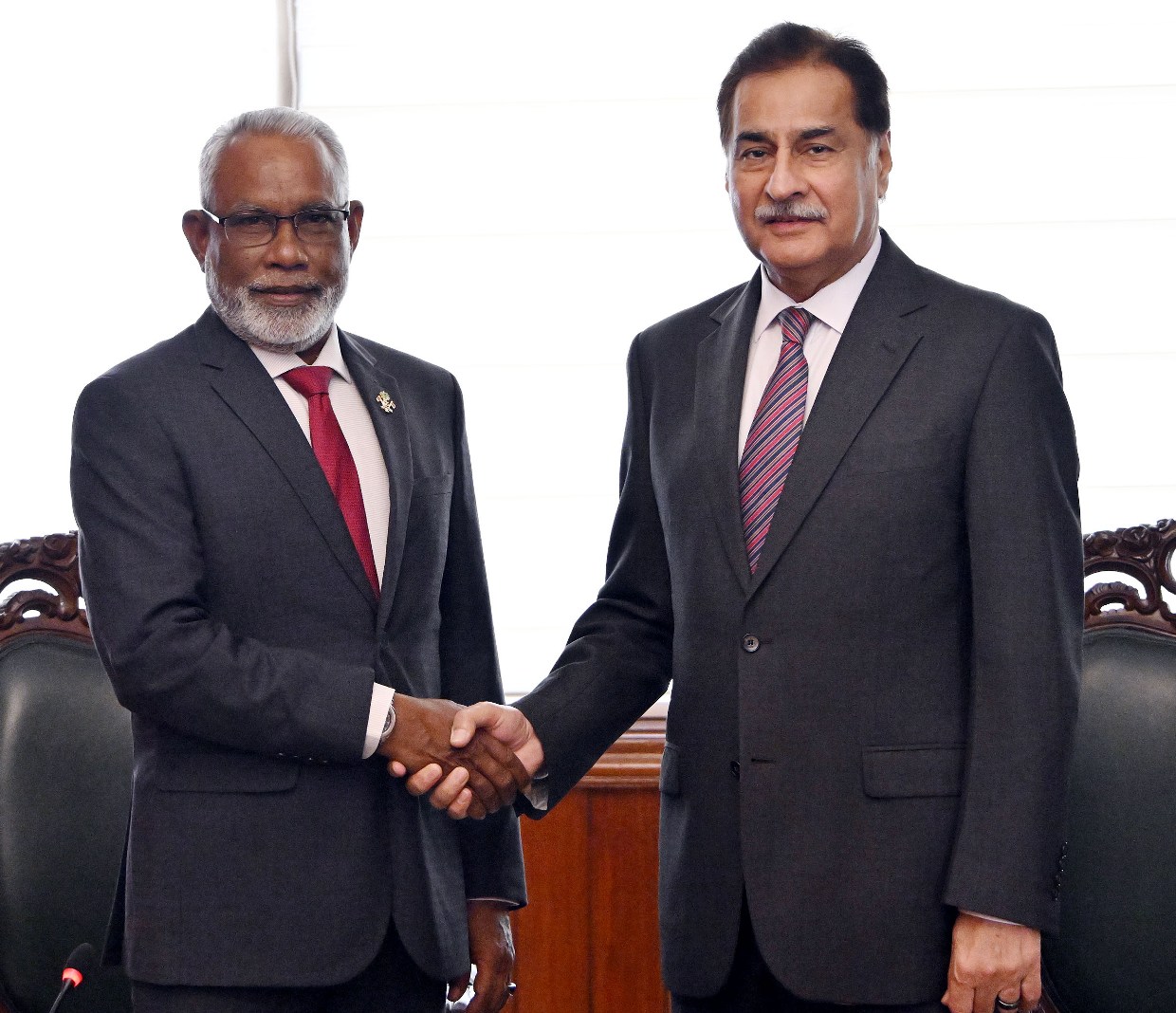 Islamabad 17.09.2025: Speaker National Assembly Sardar Ayaz Sadiq shaking hand with Speaker of the People’s Majlis of Maldives  Mr. Abdul Raheem Abdulla on his arrival at Parliament House