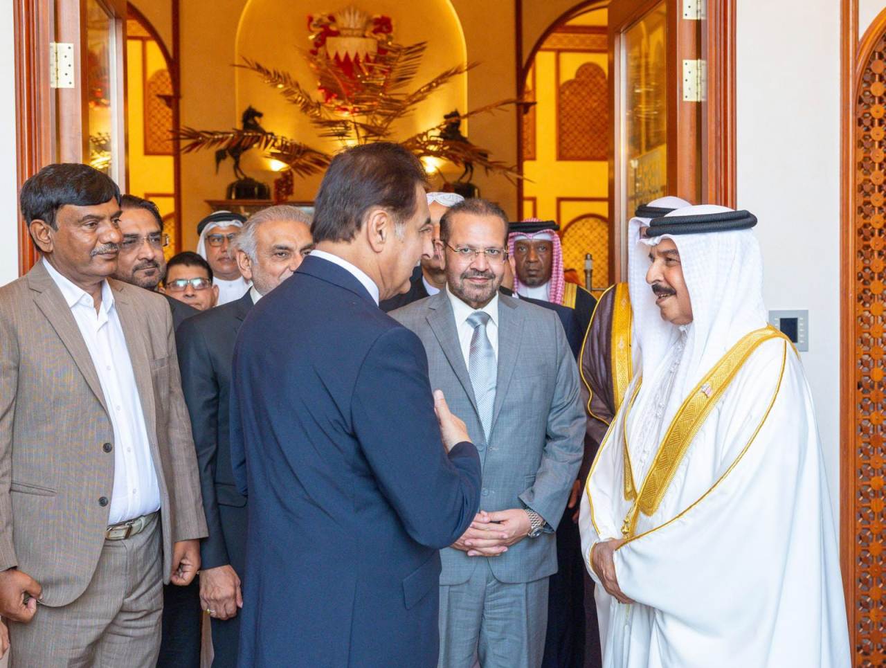 Bahrain 23rd September 2025: King Hamad bin Isa Al Khalifa receiving the Parliamentary Delegation led by Speaker National Assembly Sardar Ayaz Sadiq at Safriya Palace