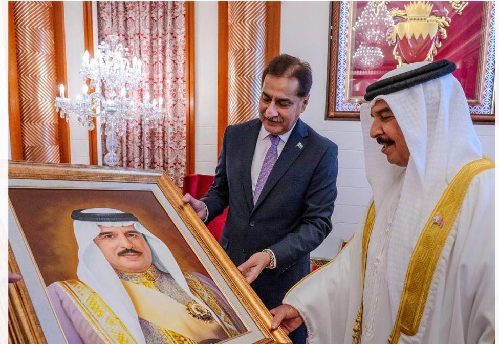 Bahrain 23rd September 2025: Speaker National Assembly of Pakistan, Sardar Ayaz Sadiq presenting a Gift to King Hamad bin Isa Al Khalifa during his official visit to Bahrain