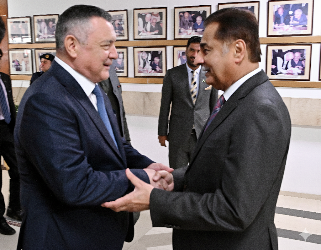 Islamabad 29.09.2025: Speaker National Assembly Sardar Ayaz Sadiq receiving Speaker of the Legislative Chamber of the Oliy Majlis of the Republic of Uzbekistan Mr. Nuriddin Ismoilov on his arrival at Parliament House.
