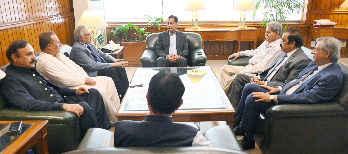 Islamabad 01.10.2025: Speaker National Assembly Sardar Ayaz Sadiq along with Deputy Prime Minister and Foreign Minister Senator Muhammad Ishaq Dar in a meeting with Parliamentary Leaders of PML-N and PPPP at Parliament House
