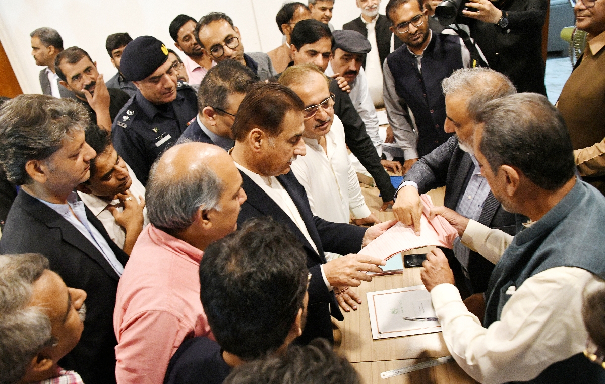 Islamabad 02.10.2025: Speaker National Assembly Sardar Ayaz Sadiq along with Mr. Aijaz Hussain Jakhrani, MNA witnessing Election of Representative body of Parliamentary Reporters Association (PRA) at Parliament House