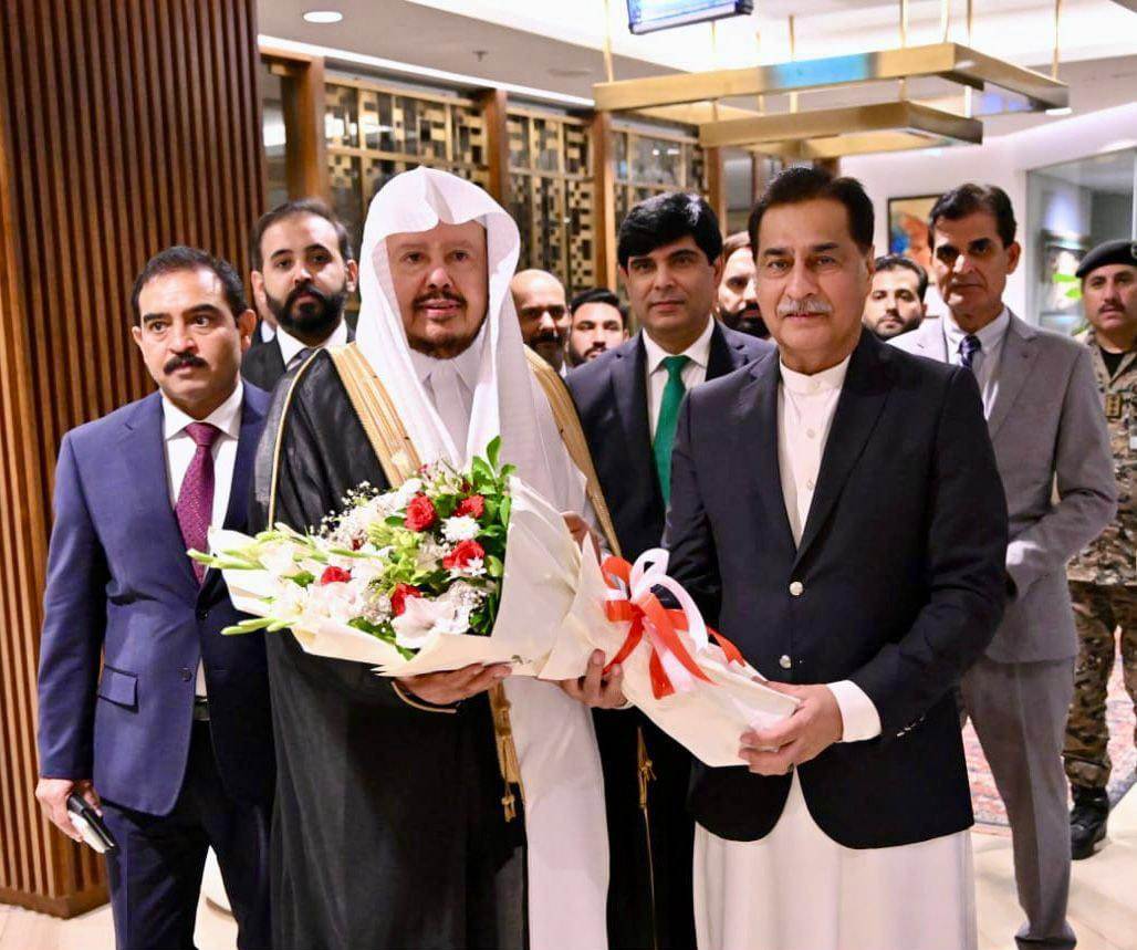 Islamabad 06.10.2025: Speaker National Assembly Sardar Ayaz Sadiq receiving Chairman of Shura Council of the Kingdom of Saudi Arabia Dr. Abdullah bin Mohammed bin Ibrahim Al-Sheikh on his arrival at Islamabad Airport.