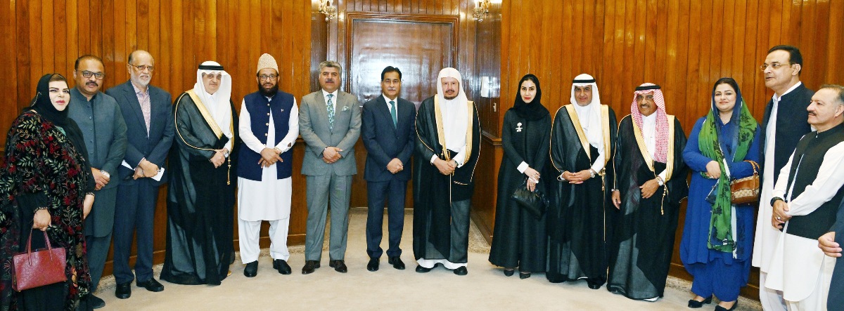 Islamabad 07.10.2025: Speaker National Assembly Sardar Ayaz Sadiq in a group photo with Saudi Parliamentary Delegation led by Chairman of Shura Council of the Kingdom of Saudi Arabia Dr. Abdullah bin Mohammed bin Ibrahim Al-Sheikh at Parliament House.