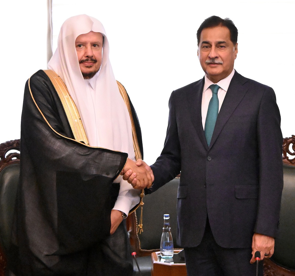Islamabad 07.10.2025: Speaker National Assembly Sardar Ayaz Sadiq receiving Chairman of Shura Council of the Kingdom of Saudi Arabia Dr. Abdullah bin Mohammed bin Ibrahim Al-Sheikh on his arrival at Parliament House.